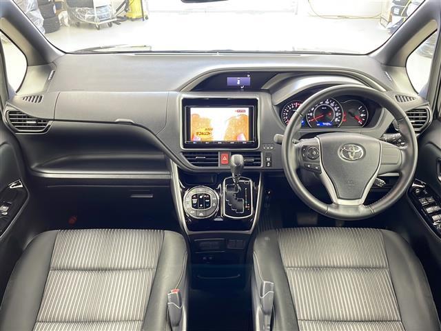 ヴォクシー ZS 煌 モデリスタエアロ/禁煙車/両側電動ドア/トヨタセーフティ/純正9型ナビ/フルセグTV/バックカメラ/ETC/ドラレコ/革巻きステアリング/純正アルミ/LEDヘッド/フォグランプ/ロールサンシェード(2枚目)