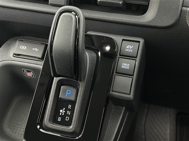 シエンタ ハイブリッドZ 禁煙車/トヨタセーフティ/4WD/両側電動ドア/純正ディスプレイオーディオ/バックカメラ/革巻ステアリング/ETC/AC100V/純正フロアマッド/純正アルミホイール/LEDヘッド/ロールサンシェード(11枚目)