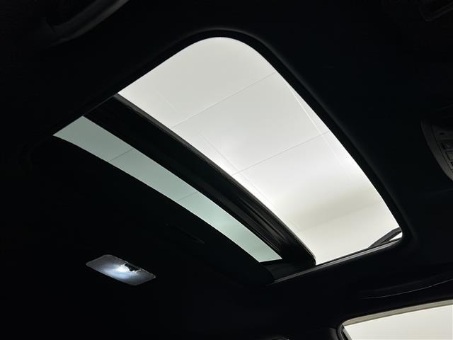 【　サンルーフ　】解放感溢れるサンルーフ♪車内には爽やかな風や太陽の穏やかな光が差し込みます♪