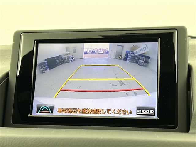 【バックモニター】後ろのカメラの映像がモニターに映し出されるので、後方の見えない死角や、障害物との距離感などもしっかり安全確認することができます！