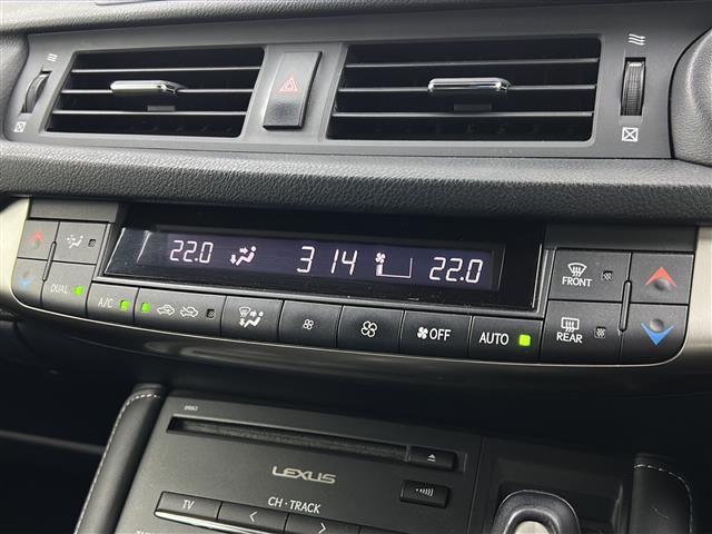 【左右独立温度コントロール式フルオートエアコン（ＤＵＡＬ／ＳＹＮＣ）】運転席側と助手席側でそれぞれ自由に温度設定ができ、快適な風量やモードなどを自動調整します！