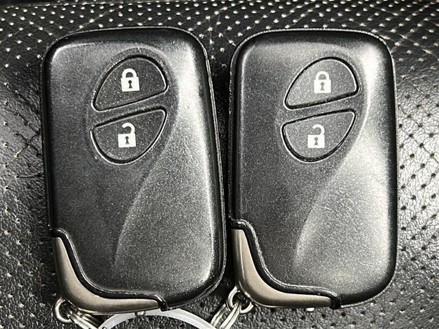 【スマートキー＆スペアキー】ボタンひとつでドアの開閉が可能で便利な【キーレスエントリー】付！スペアキーもあるので万が一の時やご家族それぞれ管理することも可能です♪