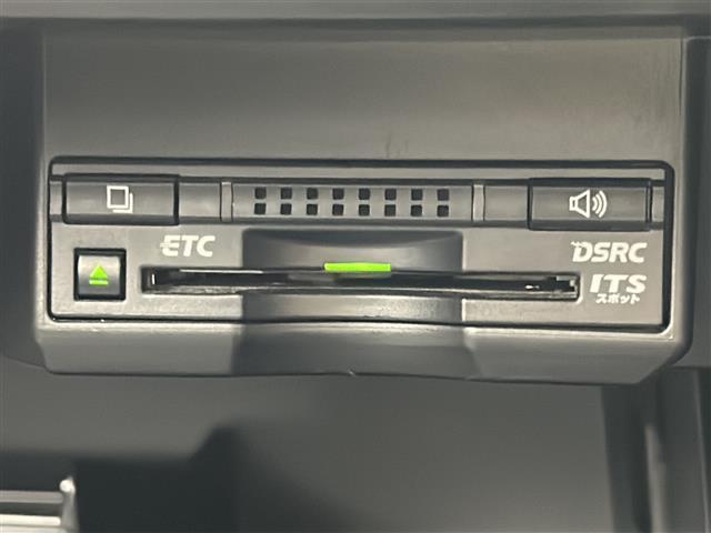 【ビルトインＥＴＣ】スッキリ収納型、車のデザインと一体となった埋込み型タイプです。　配線も見えず、隙間も無いので運転席周りが洗練された空間になっています！