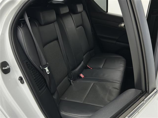 【後部座席】後席もゆったりドライブを楽しめます。内外装はプロこだわりのクリーニングで清潔なおクルマでご納車させていただきます！店舗での現車確認も承っています！