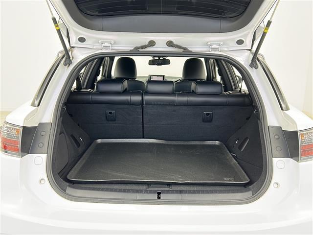 【トランク】積み込みやすくて、たっぷり積める荷室です。シートアレンジできるものは、乗車人数と荷物の量や大きさによってシートを動かすことができるので、より快適なドライブが可能です！