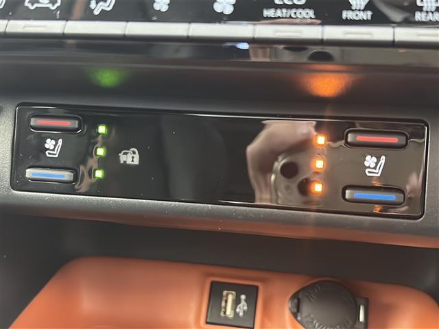 RAV4 ハイブリッドアドベンチャー 禁煙車/サンルーフ/4WD/寒冷地仕様/リアフォグ/トヨタセーフティ/パワーシート/シートメモリー/シートヒーター/ベンチレーション/レザーシート/純正ディスプレイオーディオ/フルセグ/バックカメラ/(10枚目)