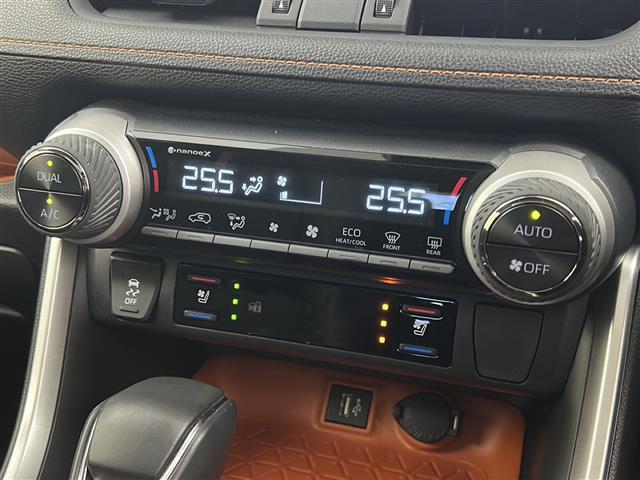 RAV4 ハイブリッドアドベンチャー 禁煙車/サンルーフ/4WD/寒冷地仕様/リアフォグ/トヨタセーフティ/パワーシート/シートメモリー/シートヒーター/ベンチレーション/レザーシート/純正ディスプレイオーディオ/フルセグ/バックカメラ/(11枚目)