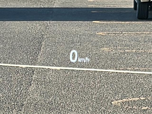 【ヘッドアップディスプレイ（ＨＵＤ）】フロントウインドウガラスに走行情報を投影します。運転中の目線と重なるように表示されるので、少ない視線移動で速度が確認できるので、　ドライビングに集中できます！