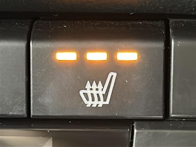 【シートヒーター】シートを温めてくれる暖房機器です！長時間座っていると負担が掛かりやすい背中や腰、または冬場などの寒い日に冷えやすい脚部に快適なぬくもりを伝えます。