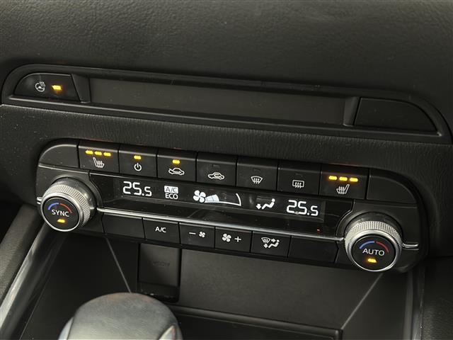 【左右独立温度コントロール式フルオートエアコン（ＤＵＡＬ／ＳＹＮＣ）】運転席側と助手席側でそれぞれ自由に温度設定ができ、快適な風量やモードなどを自動調整します！