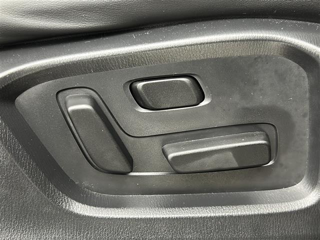 【パワーシート】シートを電動で動かすことができるので、弱い力でシートを最適な場所に調整できます！