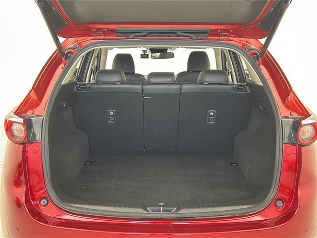 【トランク】積み込みやすくて、たっぷり積める荷室です。シートアレンジできるものは、乗車人数と荷物の量や大きさによってシートを動かすことができるので、より快適なドライブが可能です！