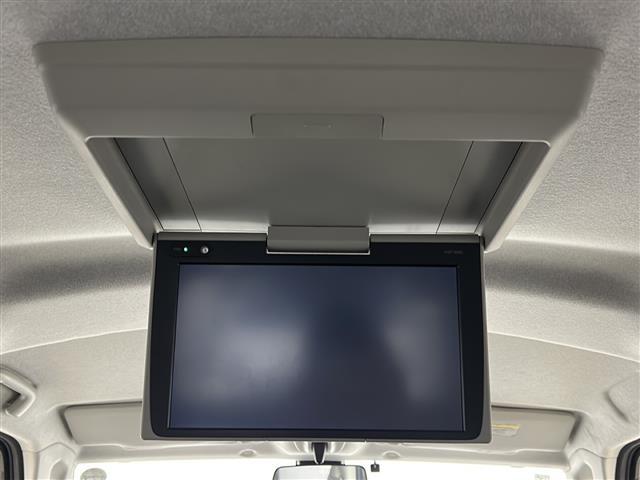 【後席モニター（フリップダウンモニター）】後部座席からも、ＤＶＤや映画・ライブ映像など様々な動画が楽しめドライブが退屈しません！※機種によって接続できる映像が異なります。