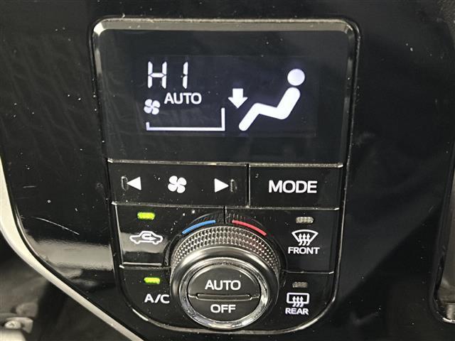 【フルオートエアコン】温度の設定のみで快適な風量やモードなどを自動調整します！コンピューターが設定温度に基づいた適切な空調を行うため、無駄な消費を抑えることができ燃費の向上も期待できます。