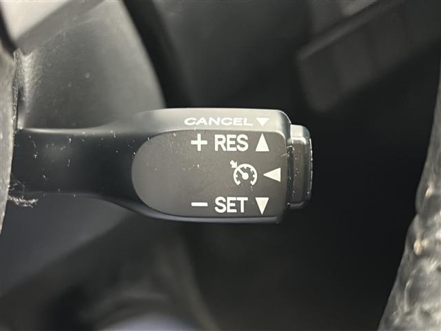 【クルーズコントロール】高速道路や自動車専用道路を走行中にドライバーが設定した速度で、アクセルペダルを踏まなくても、一定の車速で走行してくれます！