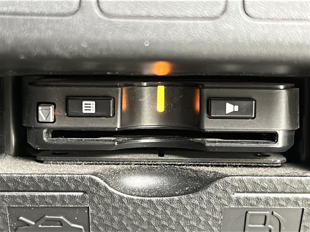 【ビルトインＥＴＣ】スッキリ収納型、車のデザインと一体となった埋込み型タイプです。　配線も見えず、隙間も無いので運転席周りが洗練された空間になっています！