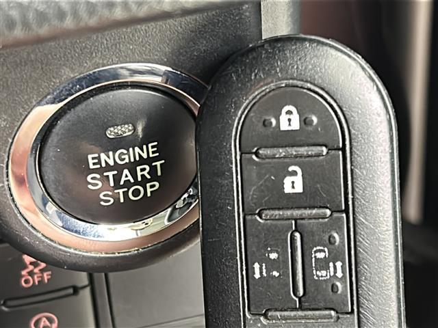 【スマートキー】ボタンひとつでドアの開閉が可能で便利な【キーレスエントリー】付！