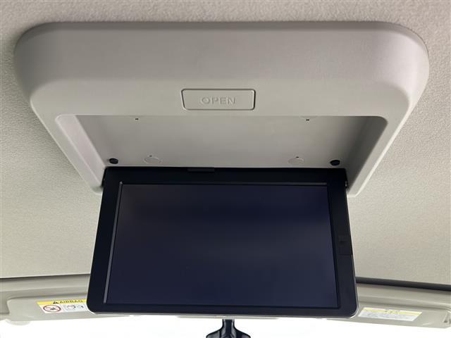 セレナ e-パワー ハイウェイスターV 禁煙車/後席モニター/プロパイロット/全周囲/衝突軽減/車線維持/後側方支援/純正ナビ/フルセグTV/デジタルミラー/ドラレコ/ビルトインETC/革巻ステアステアスイッチ/スマートキー/純正15AW(3枚目)