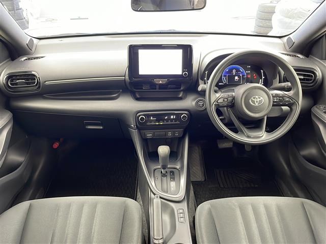 ヤリス ハイブリッドＧ　後期型／ワンオーナー／三眼ＬＥＤヘッドライト／トヨタセーフティセンス／ＡＣＣ／純正ディスプレイオーディオナビ／フルセグＴＶ／バックカメラ／ビルトインＥＴＣ／横滑り防止装置／ステアスイッチ／社外アルミ（2枚目）