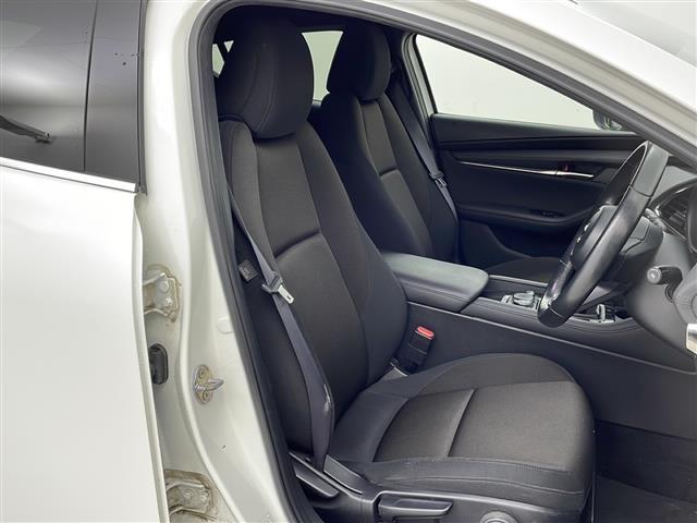 ＭＡＺＤＡ３ファストバック １５Ｓツーリング　禁煙車／３６０°ビュー・モニター＋ドライバー・モニタリング／ＢＳＭ／マツダコネクト／フルセグＴＶ／ビルトインＥＴＣ／ＬＥＤヘッドライト／電動パーキングブレーキ／オートホールド／純正１８インチアルミ（13枚目）