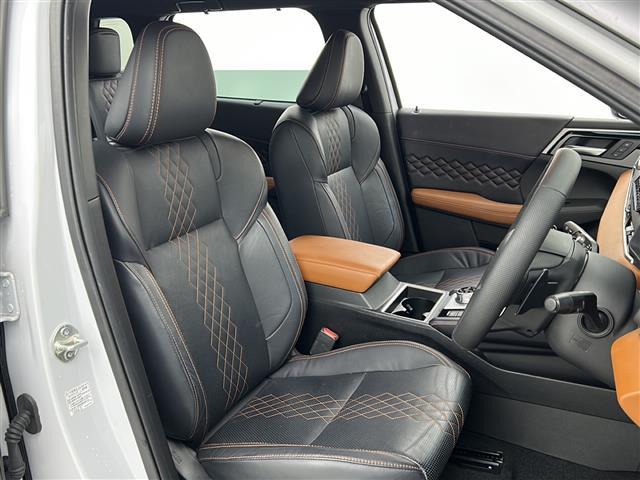 アウトランダーＰＨＥＶ Ｐ　禁煙車／ＢＯＳＥ／全周囲カメラ／マイパイロット／ＢＳＭ／ＲＣＴＡ／純正ナビ／フルセグ／レザーシート／シートヒーター／電動リアゲート／ＬＥＤヘッドライト／ＥＴＣ２．０／パドルシフト／ステアヒーター（13枚目）