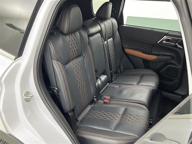 アウトランダーＰＨＥＶ Ｐ　禁煙車／ＢＯＳＥ／全周囲カメラ／マイパイロット／ＢＳＭ／ＲＣＴＡ／純正ナビ／フルセグ／レザーシート／シートヒーター／電動リアゲート／ＬＥＤヘッドライト／ＥＴＣ２．０／パドルシフト／ステアヒーター（14枚目）