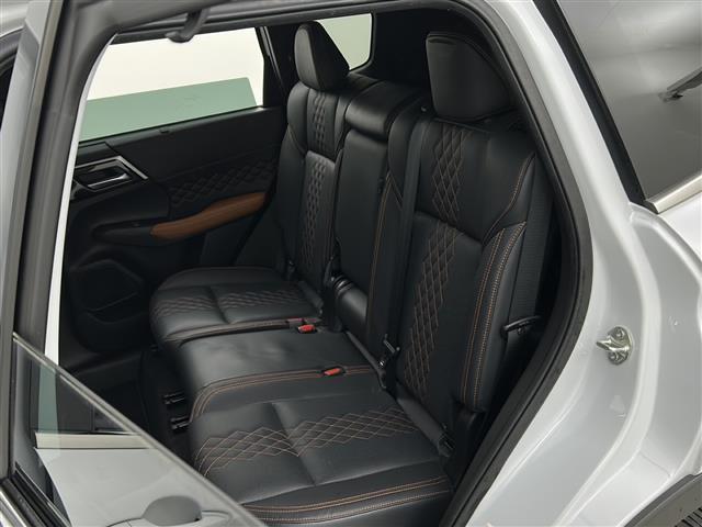 アウトランダーＰＨＥＶ Ｐ　禁煙車／ＢＯＳＥ／全周囲カメラ／マイパイロット／ＢＳＭ／ＲＣＴＡ／純正ナビ／フルセグ／レザーシート／シートヒーター／電動リアゲート／ＬＥＤヘッドライト／ＥＴＣ２．０／パドルシフト／ステアヒーター（33枚目）