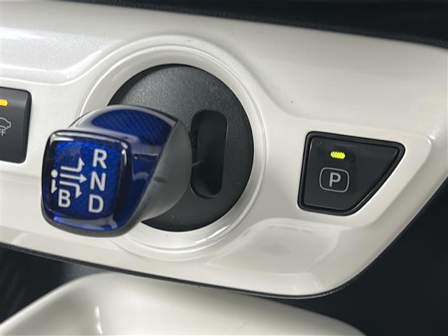 プリウス Ａ　禁煙車／社外エアロ／衝突軽減／車線維持／レーダークルーズコントロール／ヘッドアップディスプレイ／ブラインドスポットモニター／ビルトインＥＴＣ／社外ドライブレコーダー／純正７インチナビ／フルセグテレビ（11枚目）