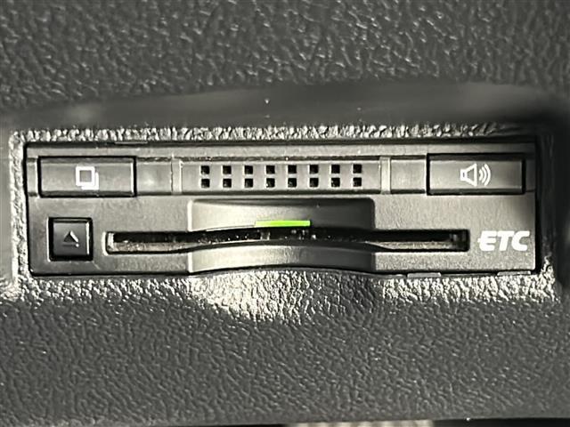 プリウス Ａ　禁煙車／社外エアロ／衝突軽減／車線維持／レーダークルーズコントロール／ヘッドアップディスプレイ／ブラインドスポットモニター／ビルトインＥＴＣ／社外ドライブレコーダー／純正７インチナビ／フルセグテレビ（22枚目）