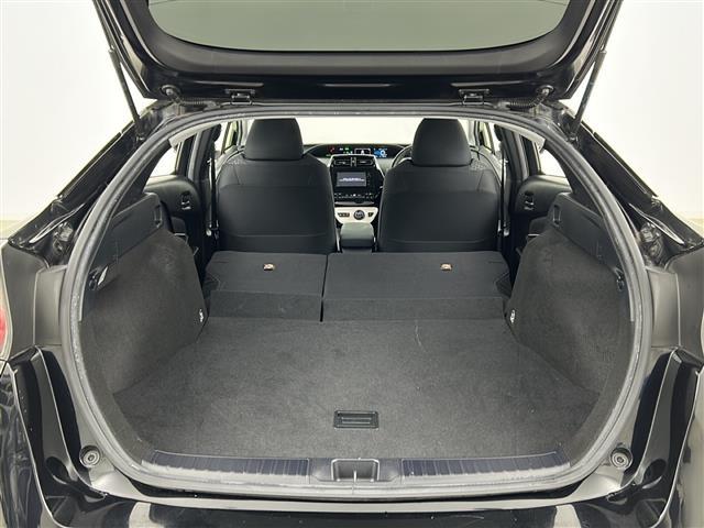 プリウス Ａ　禁煙車／社外エアロ／衝突軽減／車線維持／レーダークルーズコントロール／ヘッドアップディスプレイ／ブラインドスポットモニター／ビルトインＥＴＣ／社外ドライブレコーダー／純正７インチナビ／フルセグテレビ（34枚目）