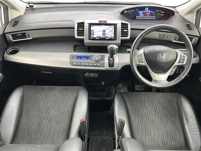 フリードハイブリッド ジャストセレクション 禁煙車/両側電動ドア/クルーズコントロール/バックカメラ/ビルトインETC/フルセグテレビ/7インチナビ/純正15インチアルミ/純正フロアマット/冬タイヤ積込/スマートキー/スペアキー/横滑り防止機能(2枚目)