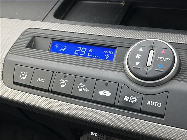 フリードハイブリッド ジャストセレクション 禁煙車/両側電動ドア/クルーズコントロール/バックカメラ/ビルトインETC/フルセグテレビ/7インチナビ/純正15インチアルミ/純正フロアマット/冬タイヤ積込/スマートキー/スペアキー/横滑り防止機能(6枚目)