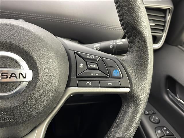 セレナ ｅ－パワー　ハイウェイスターＶ　禁煙車／天吊モニター／プロパイロット／パーキングアシスト／後側方支援／衝突軽減／車線維持／純正１０型ナビ／全周囲カメラ／前後ドライブレコーダー／ＥＴＣ／両側電動ドア／電動パーキング／純正１５型アルミ（6枚目）