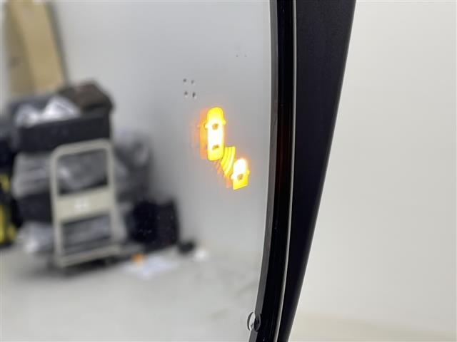 セレナ ｅ－パワー　ハイウェイスターＶ　禁煙車／天吊モニター／プロパイロット／パーキングアシスト／後側方支援／衝突軽減／車線維持／純正１０型ナビ／全周囲カメラ／前後ドライブレコーダー／ＥＴＣ／両側電動ドア／電動パーキング／純正１５型アルミ（7枚目）