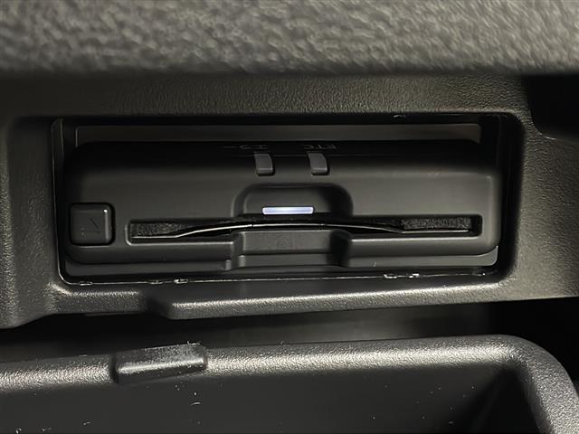 セレナ ｅ－パワー　ハイウェイスターＶ　禁煙車／天吊モニター／プロパイロット／パーキングアシスト／後側方支援／衝突軽減／車線維持／純正１０型ナビ／全周囲カメラ／前後ドライブレコーダー／ＥＴＣ／両側電動ドア／電動パーキング／純正１５型アルミ（12枚目）