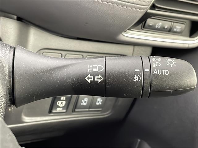 セレナ ｅ－パワー　ハイウェイスターＶ　禁煙車／天吊モニター／プロパイロット／パーキングアシスト／後側方支援／衝突軽減／車線維持／純正１０型ナビ／全周囲カメラ／前後ドライブレコーダー／ＥＴＣ／両側電動ドア／電動パーキング／純正１５型アルミ（26枚目）