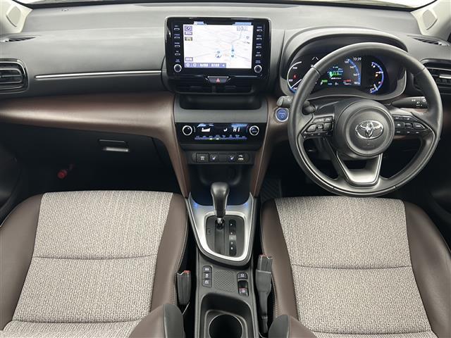ヤリスクロス ハイブリッドＺ　禁煙車／トヨタセーフティー／ＲＣＣ／全周囲カメラ／純正ナビ／ビルトインＥＴＣ／ドラレコ／シートヒーター／パワーシート／ハーフレザーシート／ステアヒーター／革巻きステア／スマートキー×２／純正１８アルミ（2枚目）