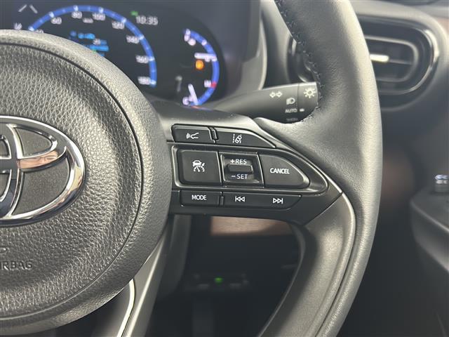 ヤリスクロス ハイブリッドＺ　禁煙車／トヨタセーフティー／ＲＣＣ／全周囲カメラ／純正ナビ／ビルトインＥＴＣ／ドラレコ／シートヒーター／パワーシート／ハーフレザーシート／ステアヒーター／革巻きステア／スマートキー×２／純正１８アルミ（6枚目）