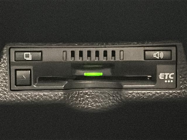 ヤリスクロス ハイブリッドＺ　禁煙車／トヨタセーフティー／ＲＣＣ／全周囲カメラ／純正ナビ／ビルトインＥＴＣ／ドラレコ／シートヒーター／パワーシート／ハーフレザーシート／ステアヒーター／革巻きステア／スマートキー×２／純正１８アルミ（9枚目）