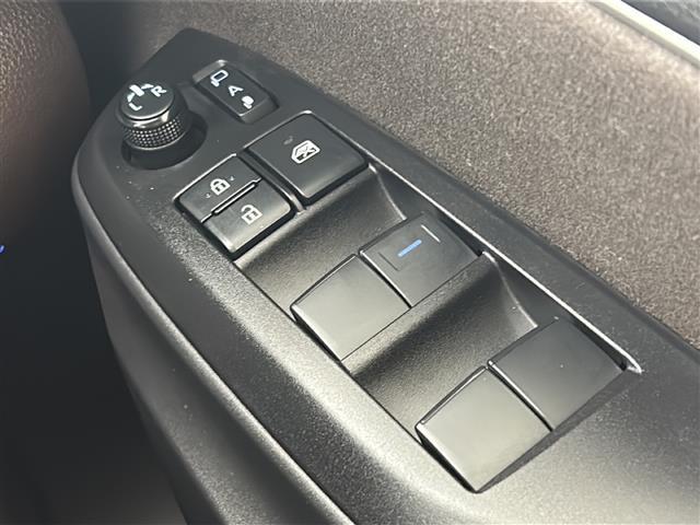 ヤリスクロス ハイブリッドＺ　禁煙車／トヨタセーフティー／ＲＣＣ／全周囲カメラ／純正ナビ／ビルトインＥＴＣ／ドラレコ／シートヒーター／パワーシート／ハーフレザーシート／ステアヒーター／革巻きステア／スマートキー×２／純正１８アルミ（31枚目）