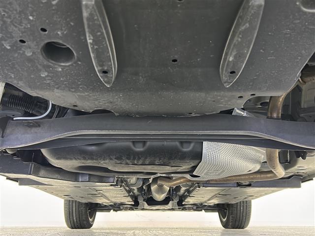 ヤリスクロス ハイブリッドＺ　禁煙車／トヨタセーフティー／ＲＣＣ／全周囲カメラ／純正ナビ／ビルトインＥＴＣ／ドラレコ／シートヒーター／パワーシート／ハーフレザーシート／ステアヒーター／革巻きステア／スマートキー×２／純正１８アルミ（43枚目）