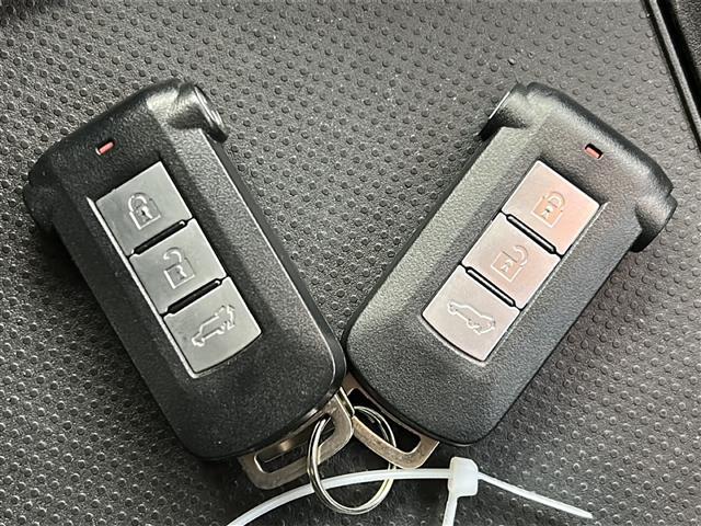 デリカＤ：５ アーバンギア　Ｇ　パワーパッケージ　禁煙車／ｅ－アイシスト／全周囲／ＡＣＣ／左側電動ステップ／電動リアゲート／両側パワスラ／純正ナビ／ＥＴＣ／シートヒーター／革巻ステア／ステアスイッチ／ステアヒーター／スマートキー×２／純正１８ＡＷ（30枚目）