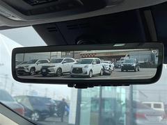 【デジタルインナーミラー】車両後方カメラの映像をミラーに映すことが出来ます。　そのため、後席に人や荷物があって後方が見えづらい場合でもしっかり視界を確保することが出来ます。 7