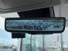 【デジタルインナーミラー】車両後方カメラの映像をミラーに映すことが出来ます。　そのため、後席に人や荷物があって後方が見えづらい場合でもしっかり視界を確保することが出来ます。 7