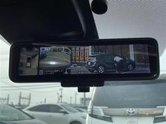 【デジタルインナーミラー】車両後方カメラの映像をミラーに映すことが出来ます。　そのため、後席に人や荷物があって後方が見えづらい場合でもしっかり視界を確保することが出来ます。 6