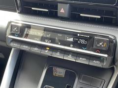 【左右独立温度コントロール式フルオートエアコン（ＤＵＡＬ／ＳＹＮＣ）】運転席側と助手席側でそれぞれ自由に温度設定ができ、快適な風量やモードなどを自動調整します！ 7