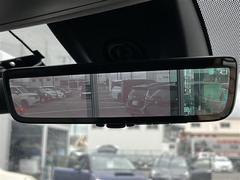 【デジタルインナーミラー】車両後方カメラの映像をミラーに映すことが出来ます。　そのため、後席に人や荷物があって後方が見えづらい場合でもしっかり視界を確保することが出来ます。 6