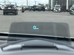 【ヘッドアップディスプレイ（ＨＵＤ）】フロントウインドウガラスに走行情報を投影します。運転中の目線と重なるように表示されるので、少ない視線移動で速度が確認できるので、　ドライビングに集中できます！ 5