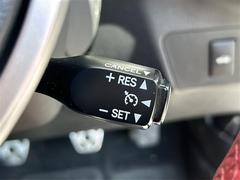【レーダークルーズコントロール】アクセルを踏まなくても、設定した速度で走行できます！先行車との車間距離を適切に維持する追従走行の機能も有しています。機能には限界があるためご注意ください。 4