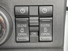 【両側パワースライドドア（ウェルカムオープン機能）】降車時にスイッチで予約しておけば、乗車時にアクセスキーを持ってクルマに近づくだけで、パワースライドドアが自動で解錠しオープンします！ 4